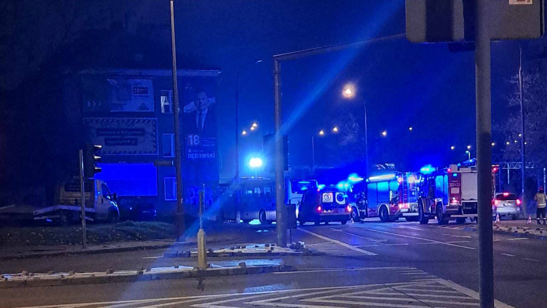 Autobus uderzył w blok przy ulicy Poleskiej w Białymstoku - kierowca trafił do szpitala