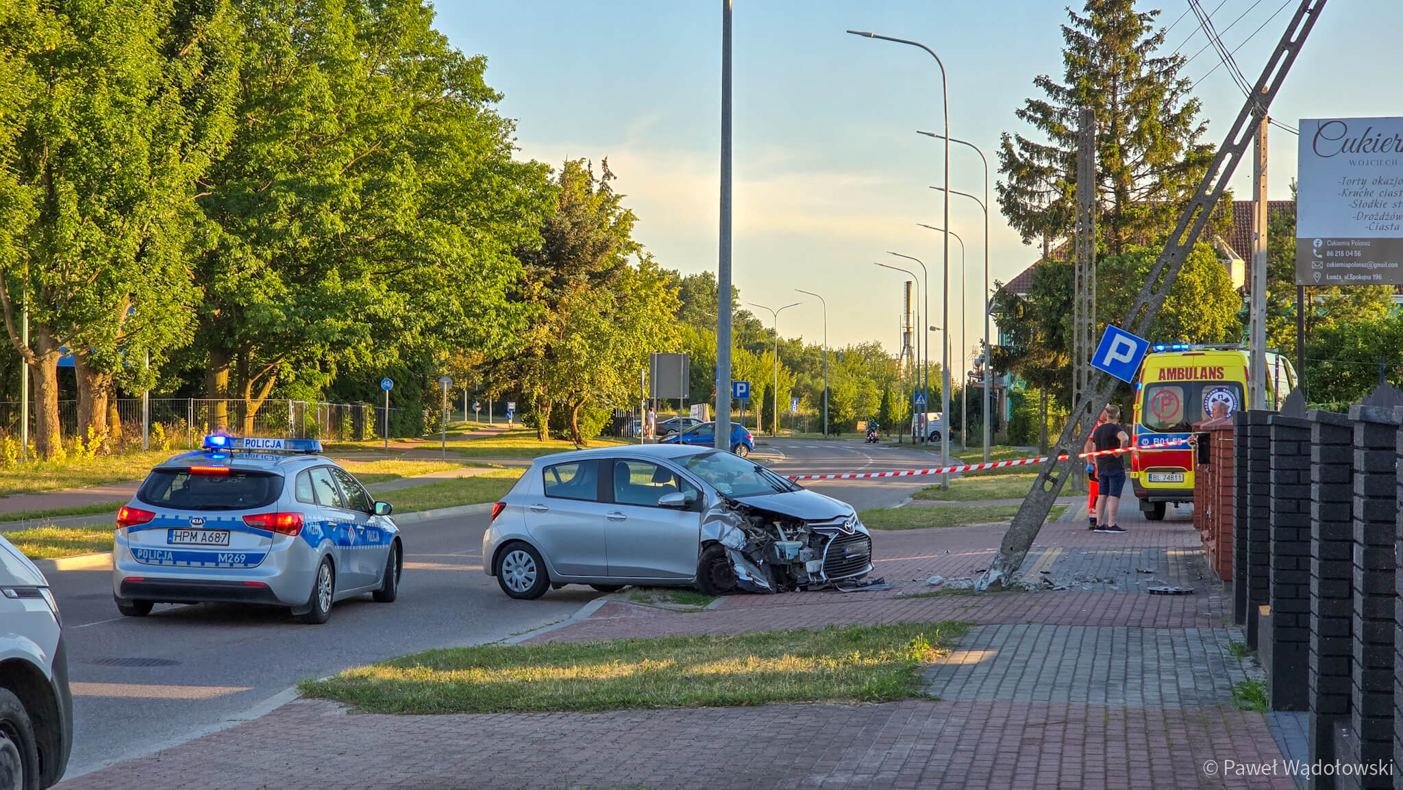 Łomża: Kompletnie pijany kierowca stracił panowanie nad autem i uderzył w słup elektryczny