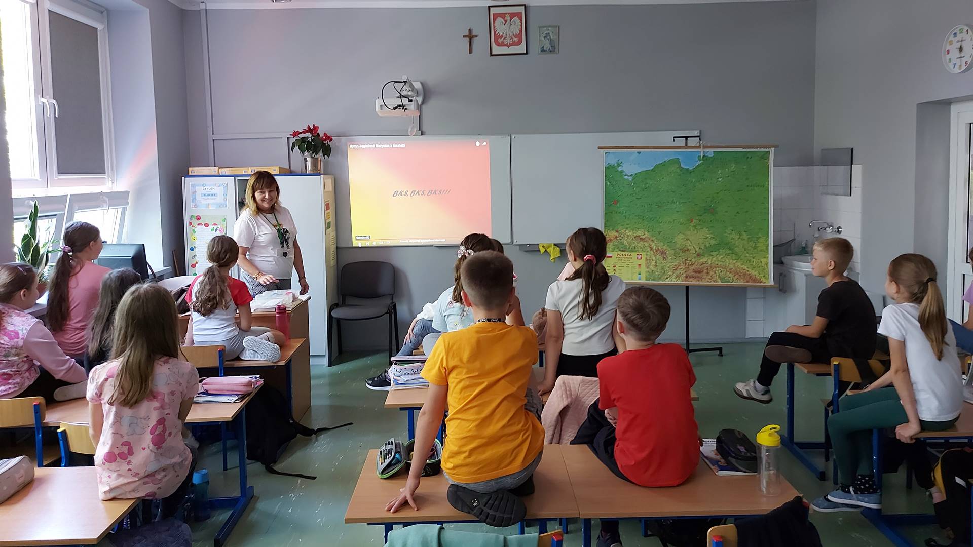 Najmłodsi kibice Jagiellonii z tzw. "Młodej Ultry" uczą się kibicowskich piosenek