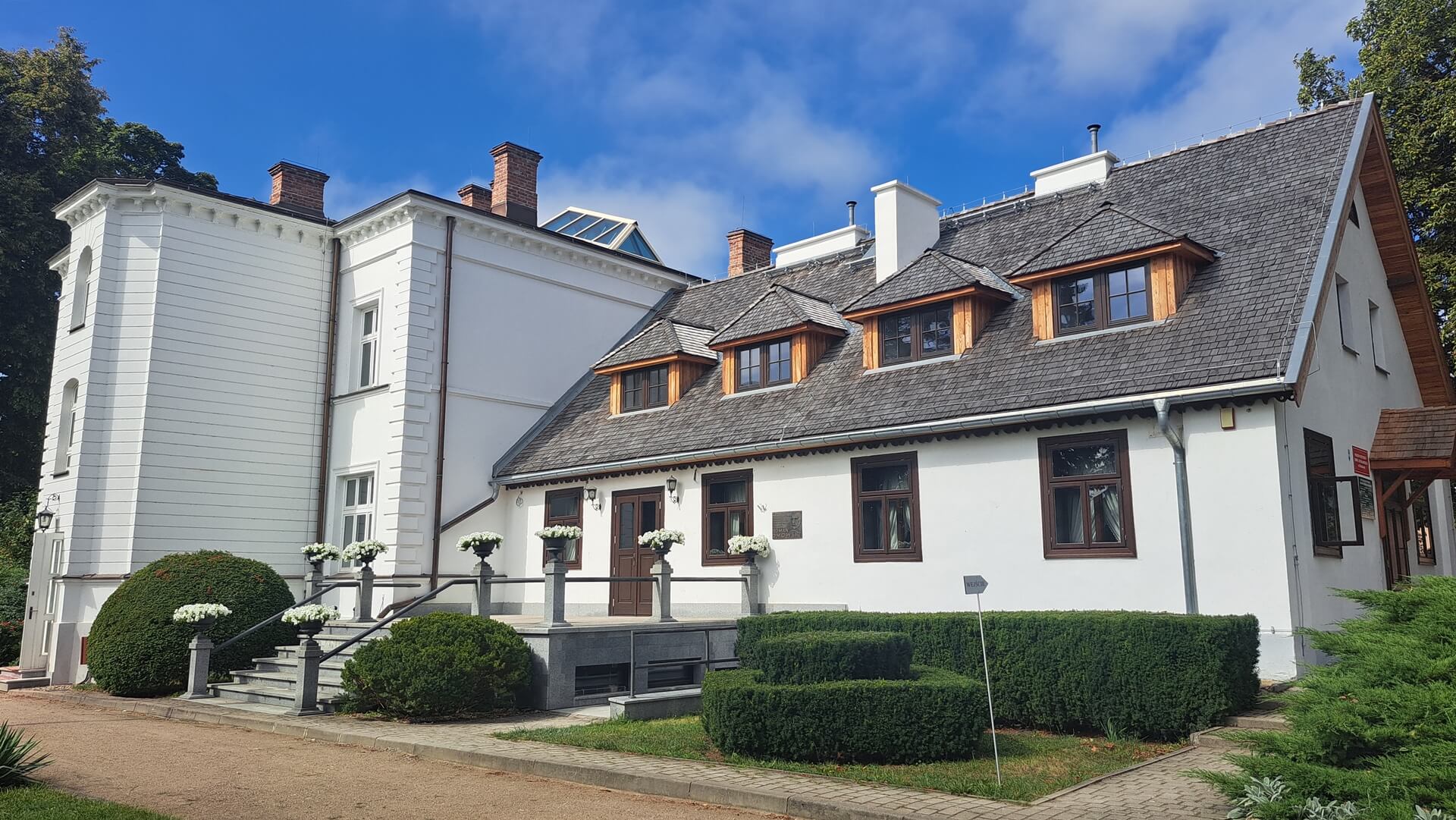 Remont dworku Lutosławskich w Drozdowie z niespodziankami