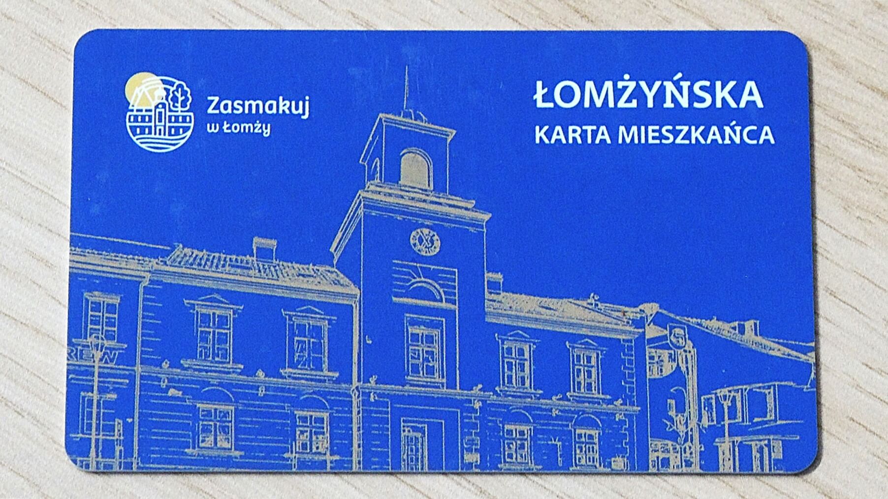 Bezpłatne autobusy i zniżki. Tysiące mieszkańców Łomży korzystają ze specjalnej karty