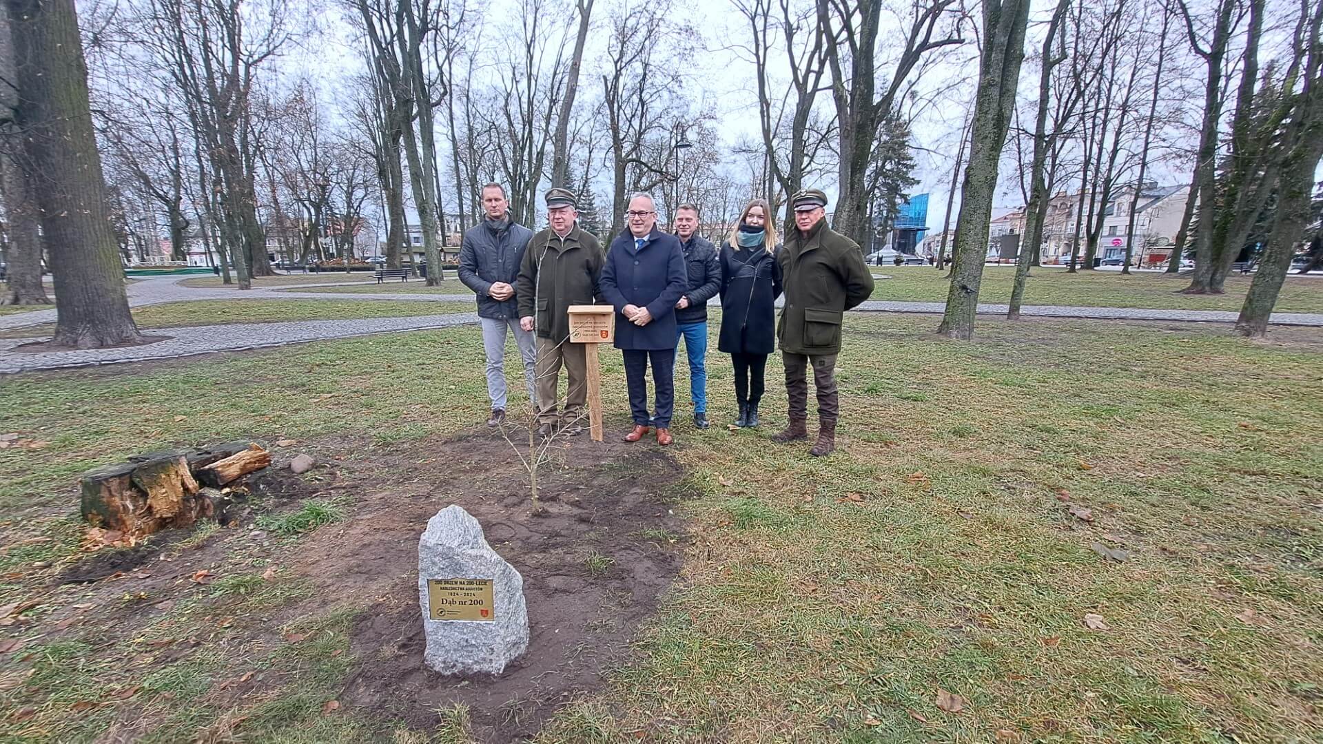 Trzy dęby posadzono w Augustowie z okazji 200-lecia Nadleśnictwa Augustów
