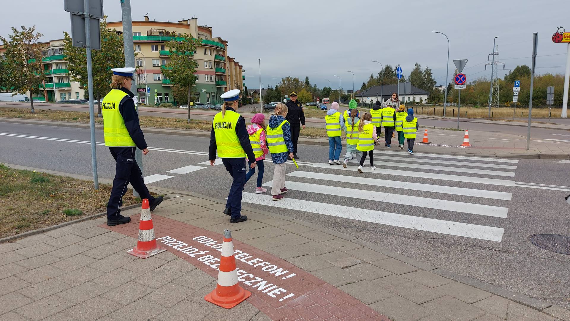 Koło kilkunastu przejść dla pieszych w Białymstoku pojawiły się nowe napisy ostrzegawcze