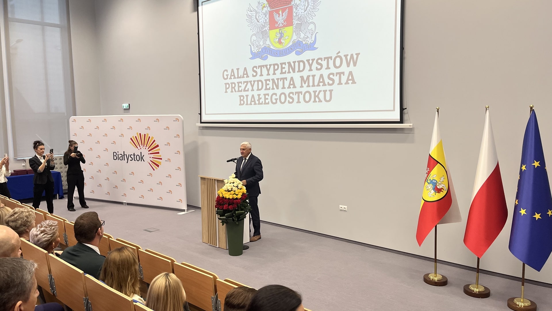 Blisko 350 uczniów i absolwentów otrzymało stypendia prezydenta Białegostoku
