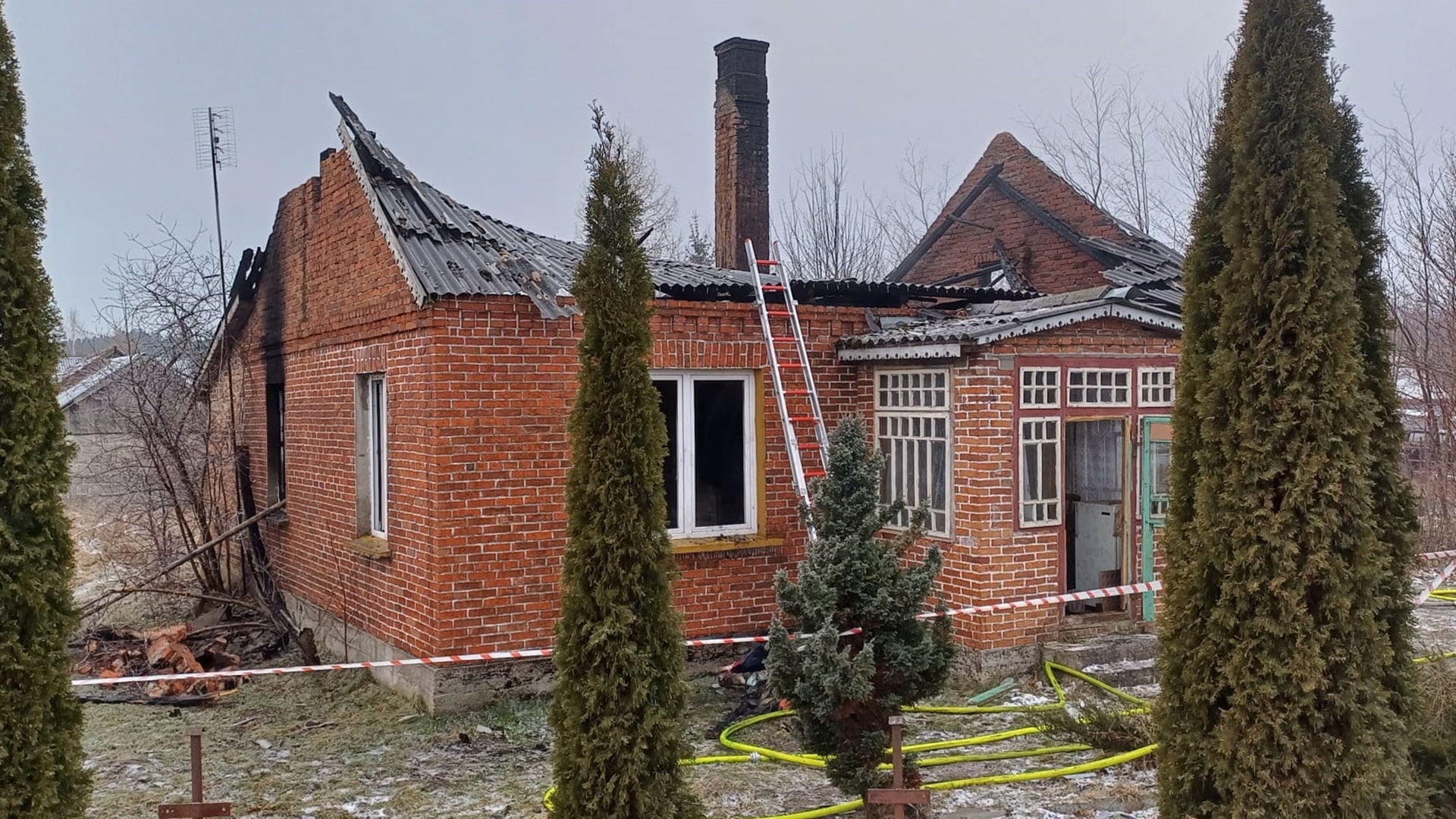 Tragiczna noc w regionie - w wyniku wypadku i pożaru zginęły trzy osoby