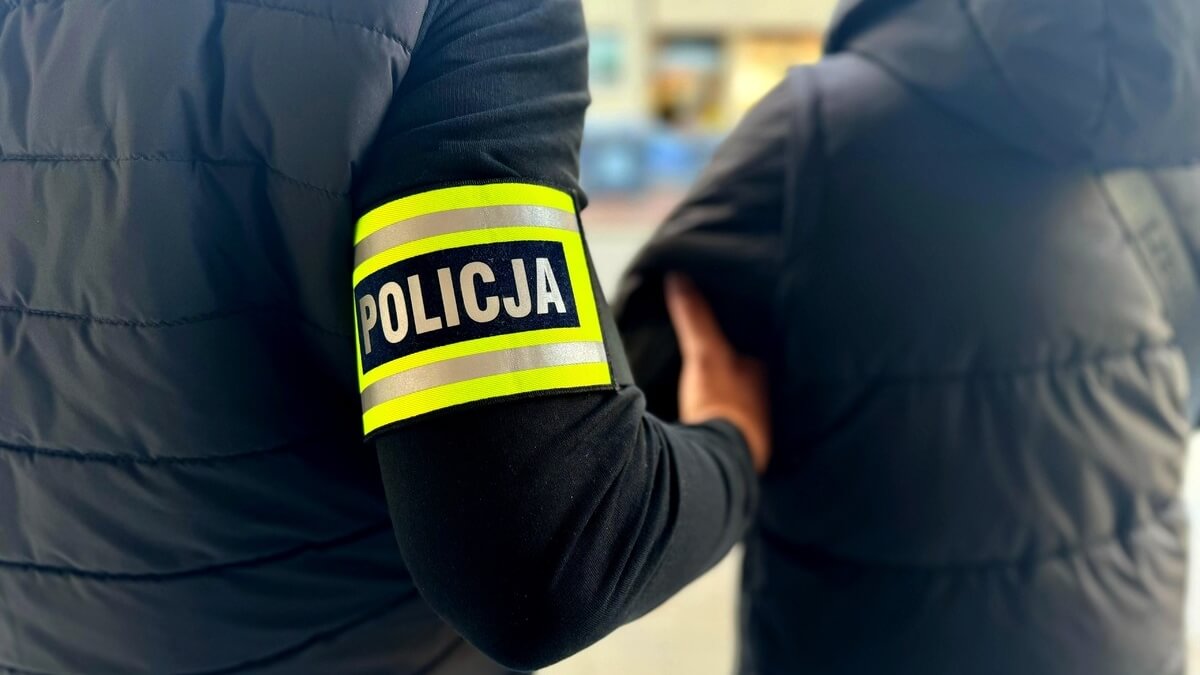 Policjanci uratowali mężczyznę z zadymionego mieszkania. I odprowadzili do aresztu