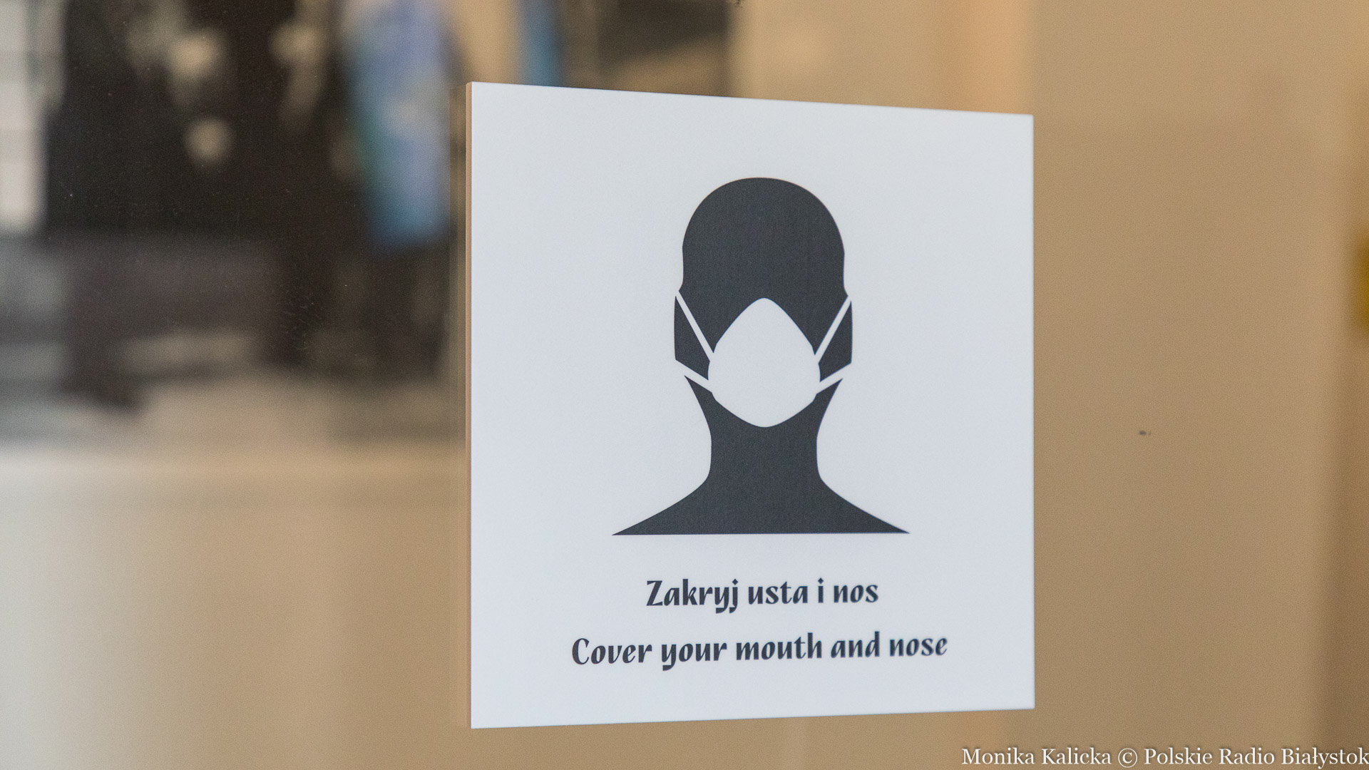 Brak dystansu i masek w zamkniętych przestrzeniach publicznych - białostoczanie często ignorują zalecenia MZ