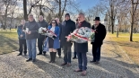 Przedstawiciele PiS i środowiska patriotyczne oddają hołd ofiarom katastrofy smoleńskiej w Suwałkach, 10.04.2025, fot. Anna Auron-Wasilewska