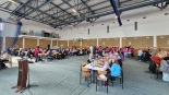 Wielkanocne śniadanie dla samotnych, ubogich i bezdomnych w Zespole Szkół Katolickich w Białymstoku, 20.04.2025, fot. Grzegorz Pilat