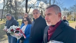 Przedstawiciele PiS i środowiska patriotyczne oddają hołd ofiarom katastrofy smoleńskiej w Suwałkach, 10.04.2025, fot. Anna Auron-Wasilewska