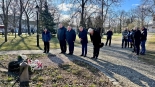 Przedstawiciele PiS i środowiska patriotyczne oddają hołd ofiarom katastrofy smoleńskiej w Suwałkach, 10.04.2025, fot. Anna Auron-Wasilewska