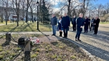 Przedstawiciele PiS i środowiska patriotyczne oddają hołd ofiarom katastrofy smoleńskiej w Suwałkach, 10.04.2025, fot. Anna Auron-Wasilewska
