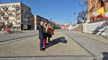 Przedstawiciele władz Białegostoku i województwa podlaskiego złożyli kwiaty pod pomnikiem Jana Pawła II, 2.04.2025, fot. Marcin Gliński