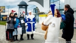 Niebieski Mikołaj Polskiego Radia Białystok zaprasza do wspólnych zdjęć, fot. Sylwia Krassowska
